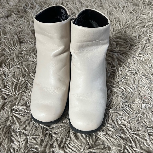 Vintage White Leather Ankle Boots with Chunky Kitten Heel, Size 7.5 - Picture 2 of 8